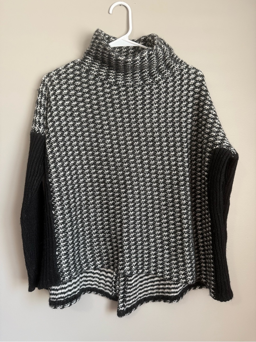 Guess Black & White Turtleneck Oversized Sweater Size Small